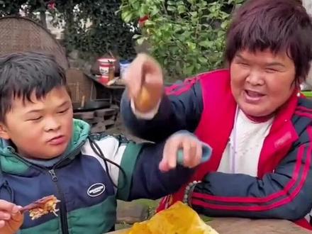 范小勤最孝顺的一集,妈妈不许吃#范小勤#搞笑#游戏#抽象#小马云