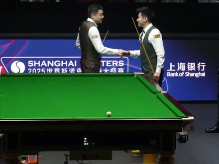 斯诺克上海大师赛赵心童6-1丁俊晖,晋级四强。赛后,赵心童示意现场观众把掌声同样送给丁俊晖。#斯诺克上海大师赛 #赵心童 #丁俊晖