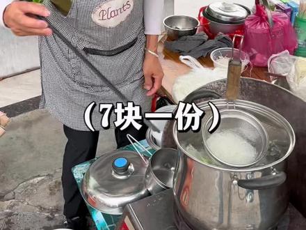 广东街头65岁的大姨每天早上6点半卖到下午1点每天都是这样子卖一卖了13年!#路边摊美味 #街边小吃 #牛腩粉 #路边摊 #抖音美食推荐官