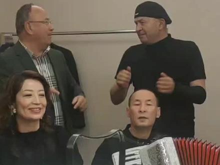 苏尔东老师的我的心儿啪啪啪跳#愿玫瑰铺满你去时的路