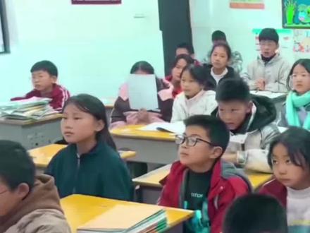 #大风在刮大雪在下 小男孩用歌声征服了同学老师,当上了课代表