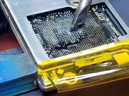1+6不开机 一加六重启 屏幕出现一行蓝色红色英文字母 qualcomm crasddump mode 高通崩溃模式 cpu虚焊维修#手机维修 #芯片级维修 #手机主板维修 #一加六 #方城小马手机维修