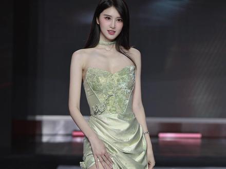 第24届环球华裔小姐全国总冠军白舒T台走秀真的太美了 #选美#时尚#模特走秀#2026万国小姐广东赛区总决赛#mc模特秀