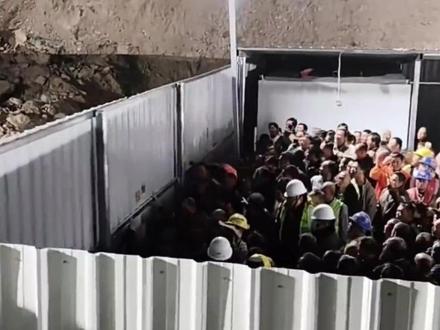 #中建一局 #建筑工人 称被限制外出吃饭 当地回应来了