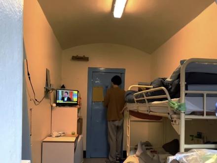 中国留学生英区坐牢vlog,短视频新赛道第一人,无人可以模仿 #留学生 #李滨逊漂流记#vlog #坐牢