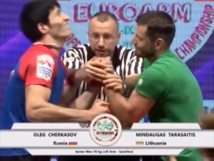 教科书低位顶峰掰勾手 明道加斯(右)vs铁钩奥列格(左)