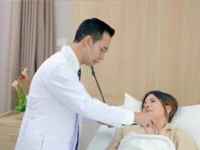 2025年医保药品目录在广州正式发布,国产医药巨头恒瑞医药,一口气有10款新药首次纳入2025年新版国家医保目录啦!
这10款药可不是小打小闹,覆盖了肿瘤、代谢、心血管、免疫系统、眼科五大热门领域,不管是治疗乳腺癌的注射用瑞康曲妥珠单抗,还是针对糖尿病的瑞格列汀二甲双胍片,都是临床刚需的“硬通货”。可能有人要问,创新药到底好在哪?简单说,它不是普通仿制药的“跟风款”,而是真正能解决痛点的“升级款”——比如恒瑞这款乳腺癌新药,能把患者的无进展生存期从八点三个月提升到三十点六个月,相当于给生命多争取了两年多时间;还有治疗心血管疾病的瑞卡西单抗,半年才需要注射六七次,比同类进口药方便太多。更关键的是,进了医保就意味着“天价药”变“平价药”,像治疗类风湿关节炎的硫酸艾玛昔替尼片,医保后年治疗费降到约二点二万元,普通家庭也能负担得起了。
咱们再说说行业大趋势,现在中国创新药市场可是块“大蛋糕”,2025年预计规模能达到五千亿元人民币。这次医保目录调整,总共新增114种药品,其中五十种是一类创新药,谈判成功率高达八十八个百分点,比2024年提高了十二个百分点。这说明国家在大力支持医药创新,而恒瑞这次“十子登科”,在国内头部药企里妥妥的领跑姿态——比信达生物的七款、百济神州的新增品种都多,已经上市的十六款创新药里十四款都进了医保,管线厚度没话说。当然竞争也很激烈,不少竞品药企的同款药也在排队上市,未来价格战和疗效比拼还会持续。
对恒瑞来说,这10款药进医保可是“翻身仗”级别的利好。2024年这10款药的合计销售额才三十五亿元,市场渗透率只有八个百分点,相当于很多患者还没用到。按照“以价换量”的逻辑,医保报销会让更多人用得起,预计到2026年,这部分收入有望冲到一百二十亿到一百五十亿元,公司净利率也能回到二十五个百分点以上。要知道,2025年恒瑞创新药收入占比已经超六十个百分点,这次医保加持后,“创新驱动”的底气更足了,未来三年业绩增速有望重回二十个百分点。不过挑战也不能忽视,药品平均降价幅度在六十到七十个百分点,后续还得靠规模化销售摊薄成本。
#2025医保目录 #恒瑞医药 #信达生物 #百济神州