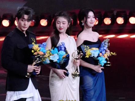 邓为 李兰迪 卢昱晓 帅哥美女同框 来看看状态如何?#邓为 #李兰迪 #卢昱晓 #微博之夜