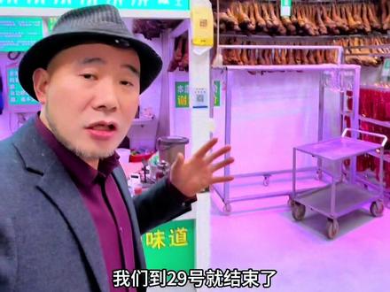 香肠上面长白色的像发霉一样的东西怎么办? 没有加防腐剂的在香肠发酵过程中有盐霜属于正常现象,可以用开水或者热水烫洗一下,挂起来晾干不影响食用,香肠在晾晒发酵过程中起盐霜是一种好的现象#香肠上面长白色的像发霉一样的东西#香肠放冰箱冷冻保存 #干了的香肠用密封袋或者保鲜膜包起来放冰箱冷冻保存@胡子嫂 @巴蜀胡子哥小号