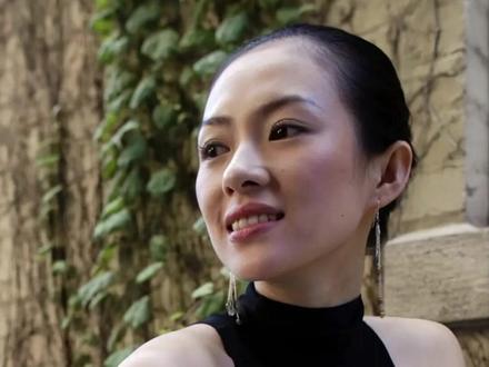 章子怡四段恋情给我们什么启示?章子怡一共有四段恋情:
她的第一个男友是香港显赫的霍家二公子霍启山。2004年,在香港的一场豪华的慈善晚宴上,25岁的章子怡遇到了21岁的霍启山。章子怡清纯漂亮的外表一下子吸引了帅气十足的霍启山注意,然后就展开了猛烈的攻势。章子怡在外面拍戏,过圣诞节,他都特意乘飞机前往。然而霍家对章子怡提出了一个要求,就是结婚后只能相夫教子,不得再拍戏,这让章子怡无法接受,于是维持了两年的恋情戛然而止。
她的第二个男友是她在美国经邓文迪介绍,一个以色列的超级大富豪艾维.尼沃。章子怡身上所具有的东方女性的清新婉约之美,让这位亿万富豪瞬间沦陷。章子怡拍戏时,艾维.尼沃总是殷勤地送上甜品和下午茶,章子怡欣然接受了这个大她16岁的有钱人。正当准备结婚时,艾维.尼沃突然提出:“结婚可以,但是你必须签署一份协议,万一以后分手了,你必须净身出户”。“伤害性不大,侮辱性极强”,章子怡根本无法接受,婚事自然无疾而终。
她的第三个男友是大家十分熟悉的央视主持人撒贝宁。2011年,章子怡参加了央视的《我们有一套》节目,在节目中结识了撒贝宁。北大才子风趣幽默,一扫失恋中章子怡心中的不快,两人互生情愫,频频约会。然而据说章子怡老妈并不认可撒贝宁,财富上的巨大数字鸿沟终究未能使两人走到一起。
她的第四个男友是汪峰,是在一个朋友的生日聚会中认识的。据说在澳门汪峰曾自告奋勇地主动为章子怡的父母垫过钱,章子怡对此十分感谢。两人第一次约会,汪峰在帽子上还特意做了79的数字,因为章子怡是1979年出生的,汪峰如此用心,这让章子怡十分感动。汪峰是个三婚男,且有小孩,父母自然不同意,但章子怡执意地认为这是“在对的时间找到了对的人”。结婚以后,育有一女一男,道也幸福美满。但不知咋地,人家是“七年之痒”,他们却熬不过8年,2023年10月23日官宣离婚。章子怡的四段恋情,我最看好的是撒贝宁,但两人未能牵手成功,足实遗憾。网友们有什么看法,请在评论区发表高见。