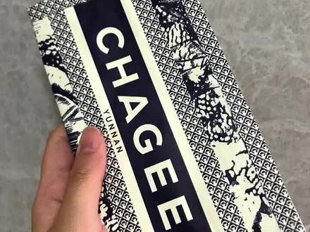 用霸王茶姬的袋子做了个长款钱包,后附教程!!#我的手工日常 #手工diy #霸王茶姬 #旧物改造 #爱手工爱生活