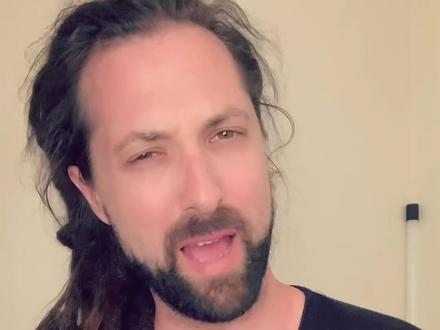 介词: with和at怎么理解?#英语 #介词