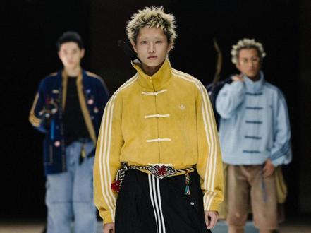 阿迪达斯“新中式夹克”正式上市,“中国限定”引爆全球市场 从上海时装周T台的惊鸿一瞥,到如今席卷社交媒体的热议风潮,adidas Originals的标志性新中式系列在12月初正式登场。品牌不仅发布新品,更集结15位品牌代言人与合作运动员,以一张气场十足的“全家福”定格东方韵味。
#潮流 #时尚 #新中式 #Adidas