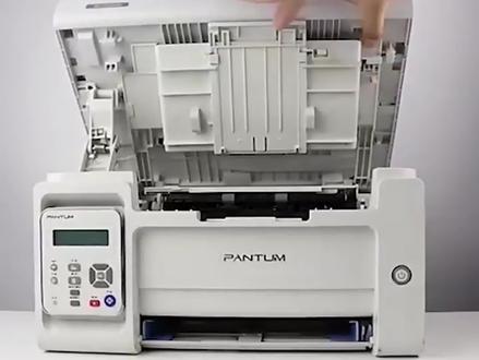 奔图P2200W安装指南 奔图P2200W打印机的硒鼓安装指南,主要分为准备工作、更换步骤和注意事项三部分。PD-203T硒鼓适用机型:奔图 M6200W/M6203//M6602W/P2200W/P2228一、 准备工作在开始之前,请做好以下准备:型号确认 :请确保您购买的硒鼓型号与打印机兼容。适用于奔图P2200W的硒鼓型号包括PD-203T等。环境准备 :建议在关闭打印机电源的状态下进行操作。耗材检查 :开箱时,请移除硒鼓两侧的橙色固定夹,并撕掉感光鼓上的黑色保护纸片或保护罩,抽出封条。二、 安装与更换步骤更换硒鼓可参考以下步骤:打开打印机顶盖 :首先,打开打印机顶部的盖子。取出旧硒鼓 :抓住旧硒鼓的把手,将其从打印机的滑轨上轻轻拉出。处理新硒鼓 :从包装袋中取出新硒鼓,握住把手,缓慢地拉出硒鼓底部的封条(保护纸),直到完全拉出,拿掉硒鼓两边的橘色卡扣。水平方向摇晃5-6次左右。安装新硒鼓 :将处理好的新硒鼓沿着滑轨推入打印机内,直到听到轻微的“咔哒”声,表示硒鼓已安装到位。关闭打印机盖 :盖好打印机的上盖,更换过程即完成。三、 注意事项为了保证打印质量和设备安全,请您注意以下几点:轻拿轻放 :在安装或取出硒鼓时,请务必抓住把手,不要触摸感光鼓的表面,以免造成损坏。清洁维护 :使用过程中清理硒鼓的废粉。储存条件 :硒鼓应存放在温度15-25℃、湿度30%-70%的环境中,避免阳光直射和潮湿。定期使用 :建议定期使用打印机,长时间闲置可能会导致硒鼓内的碳粉结块,影响打印效果。#办公耗材 #奔图P2200W #硒鼓安装教程 #好物推荐 #双12购物狂欢节