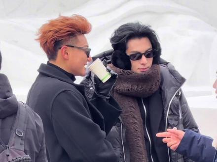 #宇宙闪烁请注意 哈尔滨路透,有人帅成韩剧男主了~#王鹤棣 #黄子韬 #邵子恒