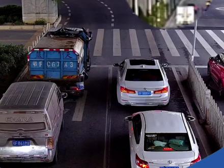 绿灯亮了不走?罚!绿灯不走=闯红灯,罚200元 记6分(记者:汪超 编辑:梁文珂 责编:梁龙 审核:曾春满)