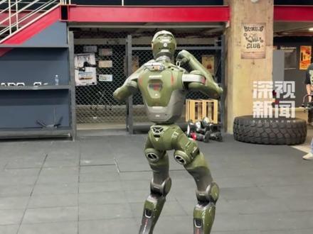 科幻电影成真了!12月2日,#众擎机器人 公布了新款#人形机器人T800 ,各种高难度的武打动作轻松拿捏,并且丝滑程度仿佛电影特效。据企业负责人介绍,就是要用完全实拍的视频消除大家的质疑,让大家看到产业升级的“硬实力”。#人类快要打不过机器人了 #众擎新机器人仿佛电影特效