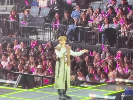 塞楞斯在纽约讲上英文了🤭🤭哥哥低头一看还是那些中国人航航航航#汪苏泷罗曼前传 #汪苏泷世界巡回演唱会 #演唱会才是我的乌托邦 #汪苏泷一开口谁的dna动了