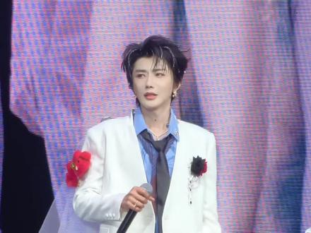 小高太坦荡了,普普还没反应过来,回头一看小高已经敞开怀了😂#云熠演唱会 存档 #云熠星河 #云旗 #郝熠然