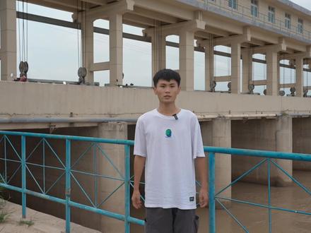 贾鲁河发源于河南省郑州市新密市的圣水峪和二七区的冰泉、九娘庙泉,全长255.8公里,流域面积5896平方千米。
流经郑州市、开封市、许昌市、周口市等地,最终在周口市汇入沙颍河,成为淮河的二级支流。历史沿革
贾鲁河的历史可以追溯到战国时期,当时被称为鸿沟,是魏惠王十年(前361年)开通的重要水道。秦朝末年,鸿沟成为楚汉相争的分界线。
汉代时,贾鲁河被称为浪荡渠,唐代和宋代则称为蔡河,是当时重要的漕运通道。
元代,贾鲁河因水利专家贾鲁主持治理而得名,成为黄河洪水的泄吐通道。
明清时期,贾鲁河是豫东的主要航道,促进了沿线城镇的繁荣。
1855年黄河改道后,贾鲁河下游淤塞,河运价值逐渐下降。
20世纪初,铁路的发展进一步削弱了贾鲁河的运输地位。
新中国成立后,贾鲁河经历了多次治理,恢复了部分功能。#贾鲁河 #摆渡口 #家乡 #张贺瞰云端 #无人机航拍