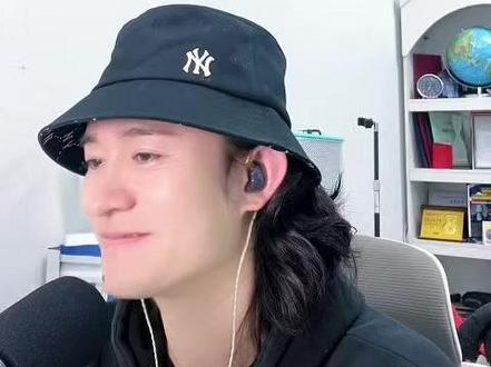 张子墨《回留》至真致敬 眼眶湿润 张子墨《回留》,楼上R&B唱腔最纯正的一个孩子,用最全面的唱功,做最真挚的致敬。子墨是真爱方大同,真爱R&B。这首《回留》是方大同最后一盘专辑《梦想家》里的最佳作品,冥冥之中的歌词和完美的旋律编排,让人听着不自觉的就会眼眶湿润。#张子墨 #方大同 #回留 #reaction