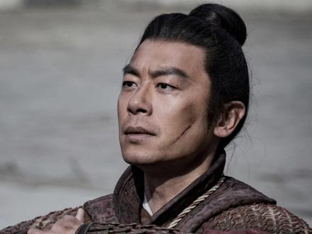 41岁朱亚文演15岁赵匡胤?多少人真的看沉默了 中年演员硬演少年,这行业传统到底何时能改?
朱亚文(41岁)演15岁赵匡胤
白宇(36岁)演15岁钱弘俶
吴昊宸(32岁)演13岁钱弘佐
——《太平年》这波选角,把#中年演员硬演少年# 再次推上热搜
但这早就不是新鲜事了
50岁潘迎紫演16岁少女
75岁刘晓庆演14岁武则天
……早已是“行业传统”
背后逻辑一直没变
制作方总是把明星效应+表演可控性
置于角色贴合度+观众信服感之上
说白了:“用熟不用生,求稳不求真”
在技术新人已极大丰富的今天
这更暴露为一种依赖明星扛戏的保守路径
影视工业看似进步了
但最核心的选角勇气与对真实的敬畏
似乎仍在原地踏步……
#太平年 #朱亚文 #白宇 #周雨彤 #因为一个片段追了整个剧
→ 你能接受多大年龄差的“硬演少年/少女”?