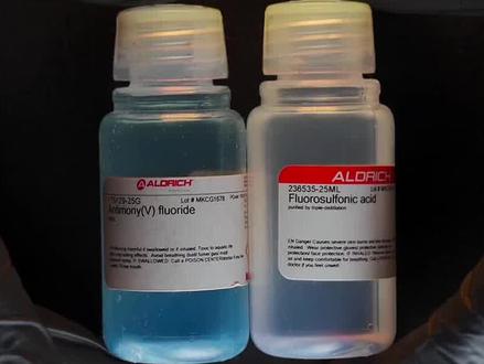 魔酸被称为化学品类中比较强的几个酸之一,他是在19世纪被发现的,据说当时溶化掉了蜡烛,这期视频就用实验来检测这个传说是不是真的。#实验 #科学 #科普 #涨知识