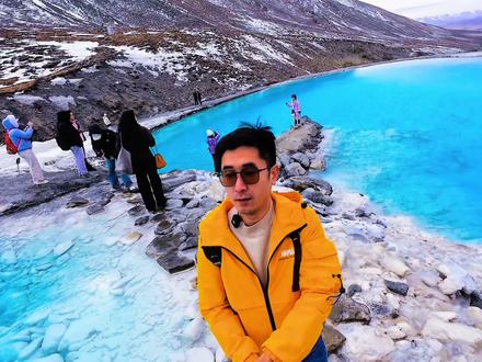 人生的第一座雪山:岗什卡雪峰 建议坐早上到门源的动车,那样你就有一天时间好好爬这座雪山,除去高铁费用,花费几十块就可以欣赏到的雪山!出高铁站门口就有公交车,差不多半小时到达岗什卡大门口,拍照打卡以后上车继续出发游客中心,然后就可以购买摆渡车的票,换乘直接上连心湖。#分享我的旅行回忆 #分享你的旅行回忆 #我的旅行回忆 #旅行美好回忆#岗什卡雪山