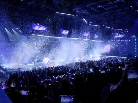 #张杰澳门跨年演唱会 一滴泪,在半路回头, 蘸豆~蘸豆~#蹦迪现场嗨爆全场