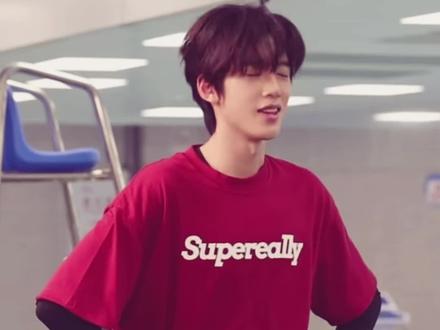 就是学习好 游泳好 没缺点 选我吧#欧巴 #学长 #官俊臣