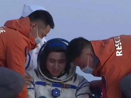 神舟二十一号航天员武飞出舱:青春最美的姿态,就是为国出征