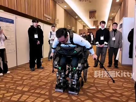 外骨骼机器人让瘫痪患者扔掉拐杖,重获新生。或许这才是科技该有的意义吧! #外骨骼机器人#AI#人工智能#残障人士#科技造福人类