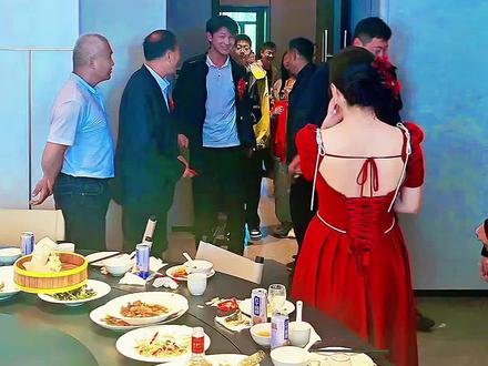 河北献县独有婚俗——道喜礼 一揖托付,一叩敬尊
少女礼成,姑奶奶启程
愿往后三餐四季皆顺遂,岁岁年年皆幸福
#新婚快乐百年好合 #献县道喜 #传统婚俗 #婚礼感人瞬间 #中国传统嫁娶仪式感