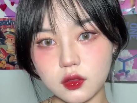 扎辫子教程有手就能学会~ 胸口是疤痕疙瘩十几年了拿贴纸遮了 希望大家都不要因为疤痕自卑呀.