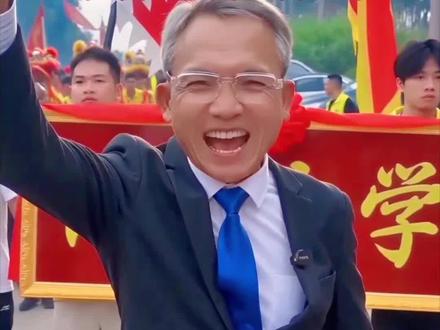 五位黄家子弟考取了清华北大 哈哈哈!黄家祖坟冒青烟了!就在今年,黄子隽、黄楚贻、黄博涵、黄诗钧、黄浩洋——五位黄家子弟,齐齐杀进清华北大!这成绩,炸裂全场!为黄家骄傲,为学霸点赞!#真实生活分享计划 #黄家人 #清华北大 #学霸