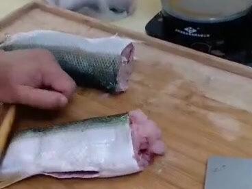 海鲢鱼的做法,把鱼肉弄出来,以后可以包饺子,做鱼丸,包包子