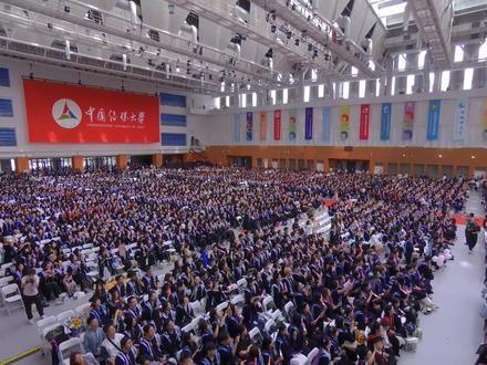 中国传媒大学毕业典礼|歌曲串烧《致青春》—— 《我的未来式》《你曾是少年》《晴天》《平凡之路》《起风了》。这大概就是青春最好的告别💐 #致青春 #我的未来式 #你曾是少年 #晴天