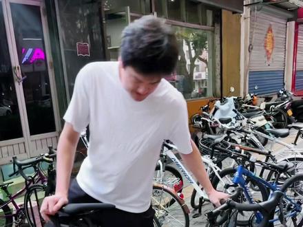 车架的大小至关重要,公路车购买的同时一定要选好,买车不能只看S或者M,也不能只看50-52,要看车架几何图,根据自己的身高,跨高,身长等等各方面数据来看,车架的立管高度,水平上管高度等等好几个数据来看这车适不适合自己!千万别被忽悠了!!#让骑行成为一种生活 #公路车 #骑行 #临淄#美利达