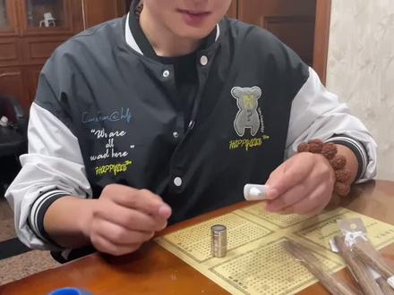 今天去青浦奥特莱斯买衣服,收银员忘记拆防盗扣了,教你迅速拆开#防盗扣怎么解 #服装店钉子 #生活小妙招