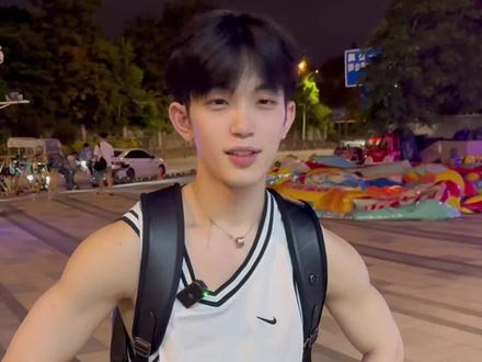 弟弟只是下午茶,大叔才是正餐! #街头采访 #男大 #姐弟恋 #185