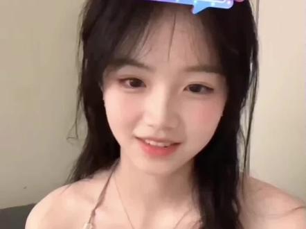 美的像AI的栗子 谁不喜欢呢 加油老大等你回来像之前一样和我们聊天#甜妹 #直播录屏分享 #经纬线 @一只邪恶的栗子 @经纬线