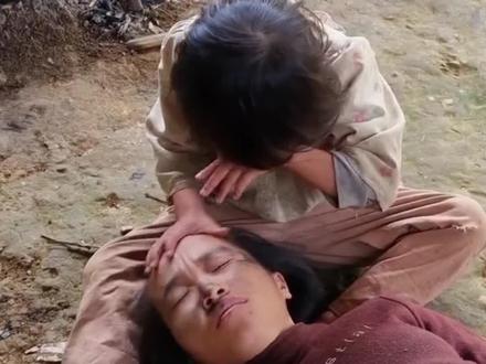 月月妈妈又晕倒,赶紧到村里找人回来 #农村生活