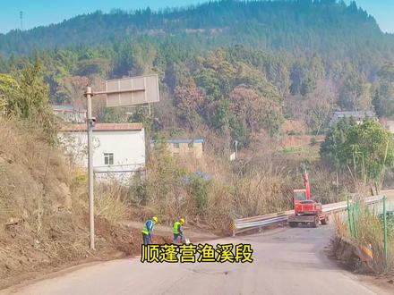 顺蓬营一级公路中间渔溪这段烂路,终于要迎来大修了。这段坑洼路沙石飞溅,尘土飞扬堪比非洲村落道路。这段小路的路面改造将于2月2日到4日为期三天进行封闭施工。