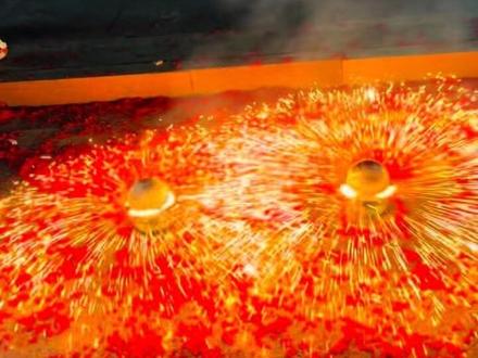 在2025年最后一天放一个“球”,愿时来运转,好运连连。 #再见2025你好2026 #蓝精灵烟花##2025年最后一天#足球烟花 #跨年的烟花太绚烂了