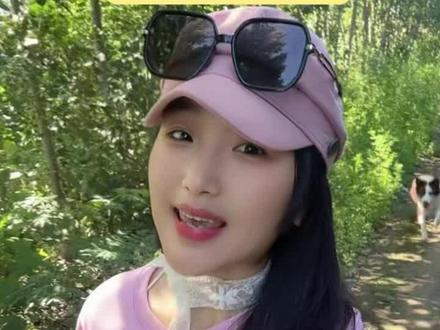 写给阿嫲的情书这部电影是价值观完全正确的!
情义最重要,读书是有用的,爱情是坚贞的,友情是长久的,亲情是珍贵的,家国情是刻在心里的,女性角色是有自我的。
满分推荐这部电影!
#给阿嬷的情书电影 #电影推荐#家国情怀#女性力量