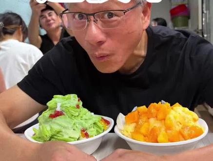 黄仁勋带上老婆逛夜市 黄仁勋
带上老婆
逛夜市
美食博主美食博主黄仁勋,前往中国夜市逛店,还带上了他的妻子(Lori Huang),十指紧扣、挽臂同行。
买了烤鱿鱼、烤肠、胡椒饼、爆浆鸡腿排,还在增加中。
面对大量围观镜头笑容满面,结婚41年的互动依然十分甜蜜。
黄洛莉是他在俄勒冈州立大学的实验室搭档,两人从学生时代至今。