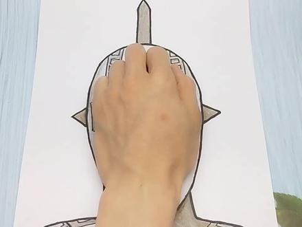 用手掌放在普通纸手绘赛文奥特曼,简单画法的手势图,同学很喜欢