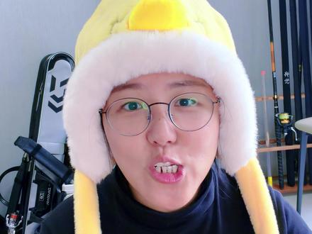 GPT像严师Gemini像捧杀型导师,国内AI像人情世故大师 最近同时深度用了 GPT、Gemini、DeepSeek、豆包。
越来越觉得:
不同AI,真的像不同性格的老师。
GPT有点像严师,
经常会挑战你,
不会一味顺着你。
Gemini有时候像国外版豆包,
特别容易顺着用户说话,
甚至吹得你感觉自己快超越马斯克了。
而国内很多AI的人情世故感也特别强。
但我还是认为:
现在可能是普通人“自学能力”最强的时代。
因为你身边第一次拥有了:
一个24小时在线的超级导师。
只是这个导师有时候会“幻觉”、
会乱说、
会一本正经骗你。
所以真正重要的,
其实还是自己的判断力。#ai #chatgpt #deepseek #gemini #豆包