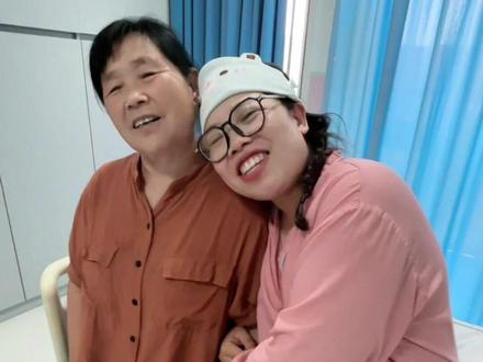 二表姐刚生产完,妈妈便让旭东带她看望生产的闺女,娘俩见面就哭了#生孩子#母女#日常