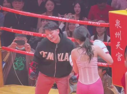 同一个擂台一边是怜香惜玉一边六亲不认#泉州酒吧拳击 #女子拳击 #热点事件
